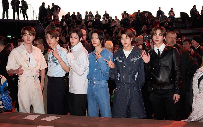 Para personelnya Anton, Sohee, Wonbin, Eunseok, Shotaro, dan Sungchan tampil menawan mengenakan koleksi busana pria terbaru Louis Vuitton Pre-Fall 2024. Foto: dok. Twitter @RIIZECENTRAL