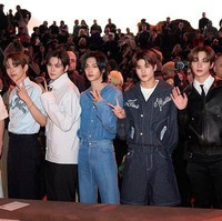Para personelnya Anton, Sohee, Wonbin, Eunseok, Shotaro, dan Sungchan tampil menawan mengenakan koleksi busana pria terbaru Louis Vuitton Pre-Fall 2024. Foto: dok. Twitter @RIIZECENTRAL