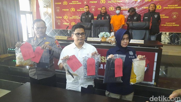 Rilis kasus pembunuhan perangkat desa di Pati yang dilakukan tetangga sendiri, Rabu (17/1/2024).