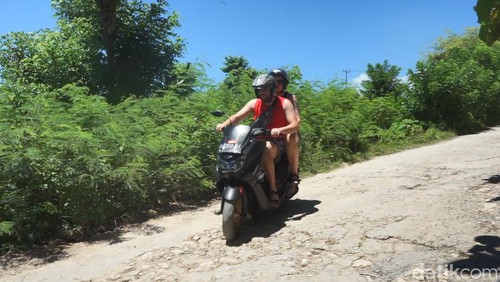Ruas jalan rusak menuju objek wisata Broken Beach, Desa Bunga Mekar, Nusa Penida, Klungkung, Bali. (Foto: Putu Krista/detikBali)