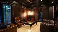 Ruang tamu ini sengaja didesain berbeda dengan ruang-ruang lainnya dengan mengadopsi gaya Eropa. Hal ini tampak dari nuansa ruangan yang terkesan gelap dengan didominasi warna coklat, mulai dari dinding hingga furniturnya. Foto: YouTube Taulany TV