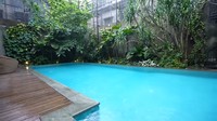 Di sisi luar dapur, ada kolam berenang yang ukurannya cukup minimalis. Kolam renang yang ditumbuhi beberapa tanaman hias di sisi-sisinya ini, jelas BCL, merupakan area favorit anaknya, Noah Sinclair. Foto: YouTube Taulany TV