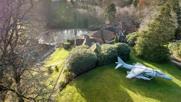 Rumah Mewah Bonus Pesawat Tempur