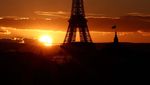 Saat Menara Eiffel Berpadu dengan Matahari Terbenam