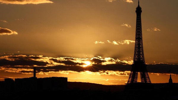 Saat Menara Eiffel Berpadu dengan Matahari Terbenam