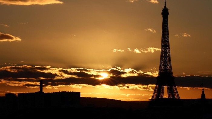 View of the Eiffel tower as the sun sets on a winter day in Paris, France, January 15, 2024. REUTERS/Stephanie Lecocq