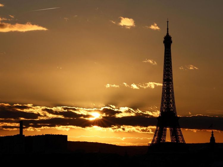 Saat Menara Eiffel Berpadu dengan Matahari Terbenam