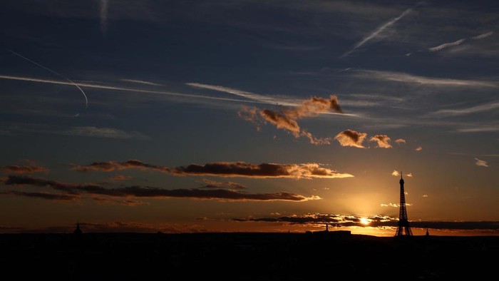 View of the Eiffel tower as the sun sets on a winter day in Paris, France, January 15, 2024. REUTERS/Stephanie Lecocq