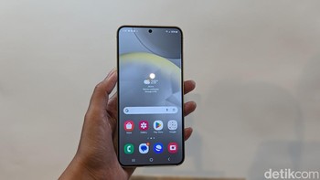 Galaxy S24+ sendiri mengusung layar Dynamic AMOLED 2X berukuran 6,7 inch. Sedikit lebih besar dibandingkan layar 6,6 inch di Galaxy S23+. Foto: Virgina Maulita Putri/detikINET