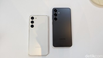 Ukuran fisik Galaxy S24+ tidak berbeda jauh dari pendahulunya, tapi Samsung berhasil menyematkan layar dengan ukuran lebih besar. Foto: Virgina Maulita Putri/detikINET