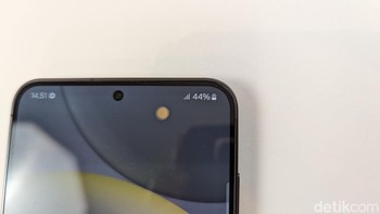 Peningkatan lain yang dibawa Galaxy S24+ adalah baterai yang lebih besar (4.900 mAh), resolusi layar QHD+, dan tingkat kecerahan layar hingga 2.600 nits. Tidak ketinggalan Galaxy AI yang memudahkan kehidupan sehari-hari. Foto: Virgina Maulita Putri/detikINET