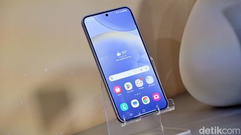 Galaxy S24 punya layar 6,2 inch, sedangkan S24 Plus hadir dengan layar 6,7 inch. Keduanya  memakai Dynamic AMOLED 2X yang punya refresh rate dinamis 1-120 Hz dan kecerahan 2.600 nits. Foto: Adi Fida Rahman/detikINET