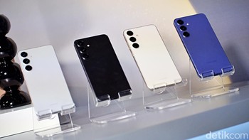 Ini penampakan Galaxy S24 yang punya bodi compact. Foto: Adi Fida Rahman/detikINET