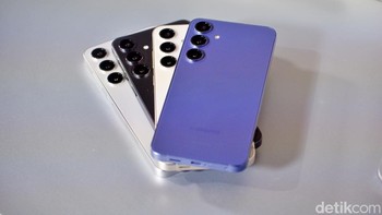Saat diirlis Galaxy S24 dan S24 Plus menjalankan One UI 6.1 berbasis Android 14. Samsung menjanjikan pengguna akan dapat pembaruan Android hingga tujuh tahun dan pembaruan keamanan sampai delapan tahun. Foto: Adi Fida Rahman/detikINET