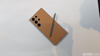 Galaxy S24 Ultra dengan stylus S Pen yang warnanya senada dengan bingkainya. Foto: Virgina Maulita Putri/detikINET