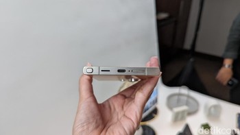 Di bagian bawah terdapat silo tempat stylus S Pen yang desainnya sedikit berbeda dari S Pen di Galaxy S23 Ultra. Foto: Virgina Maulita Putri/detikINET