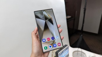 Layar Galaxy S24 Ultra dibuat lebih datar dibandingkan generasi sebelumnya. Foto: Virgina Maulita Putri/detikINET