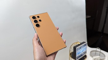 Terakhir ada Galaxy S24 Ultra dalam varian warna Titanium Orange dengan warna orange pastel ala teh susu. Foto: Virgina Maulita Putri/detikINET