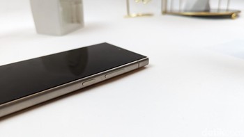 Sesuai namanya, Galaxy S24 Ultra menggunakan rangka titanium menggantikan Armor Aluminium. Foto: Virgina Maulita Putri/detikINET