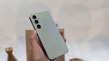 Berikutnya Galaxy S24+ dalam varian warna Jade Green dengan nuansa hijau muda yang kalem. Foto: Virgina Maulita Putri/detikINET