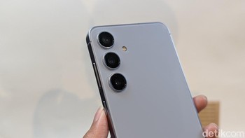Bagian belakangnya memiliki finish matte dengan tiga kamera belakang yang disusun vertikal. Foto: Virgina Maulita Putri/detikINET