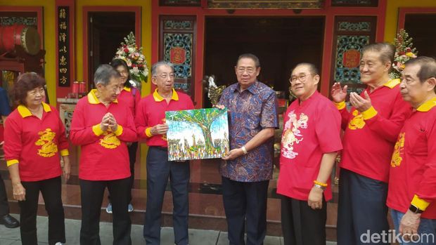 Presiden ke-6 Susilo Bambang Yudhoyono (SBY) mengunjungi Kelenteng Liong Hok Bio Magelang.