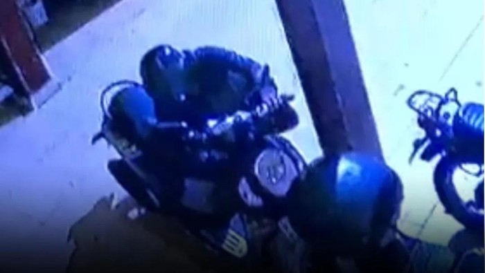 Seorang ketua RT di Jakarta Utara (Jakut) ditembak pencuri sepeda motor. Korban berinisial BPR (52) ditembak saat mencegat pencuri motor yang hendak kabur. (IG @kapolrestro_jakartautara)