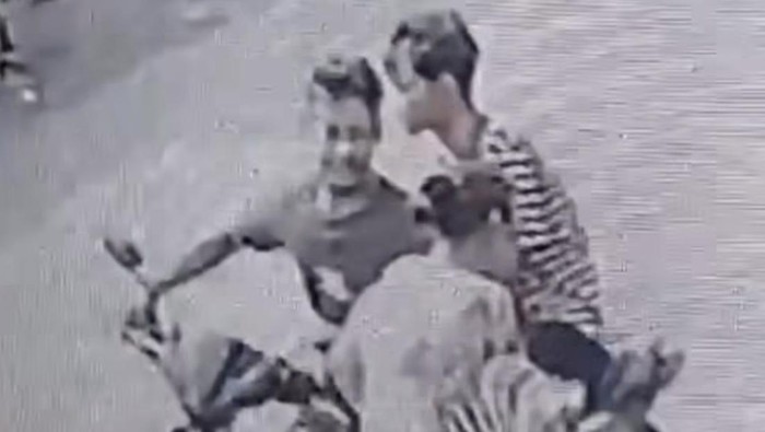 Seorang nenek berusia 70 tahun dijambret 2 pria bermotor di Depok, Jabar. Pelaku menarik paksa kalung itu dari leher korban yang berjalan dengan tongkat. (Tangkapan layar video viral)