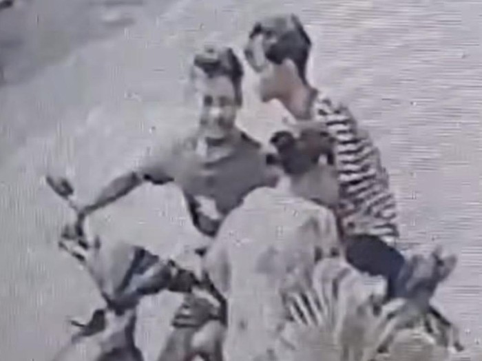Seorang nenek berusia 70 tahun dijambret 2 pria bermotor di Depok, Jabar. Pelaku menarik paksa kalung itu dari leher korban yang berjalan dengan tongkat. (Tangkapan layar video viral)