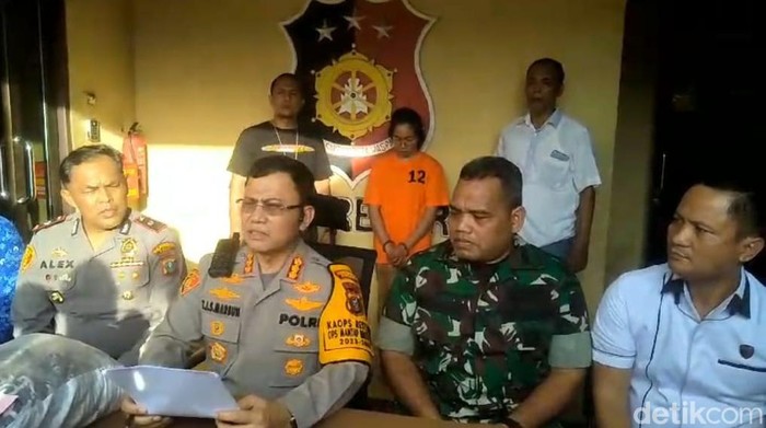 Seorang pembantu rumah tangga ditangkap karena mencuri barang majikannya di Jalan Setia Budi, Medan. (Goklas Wisely).