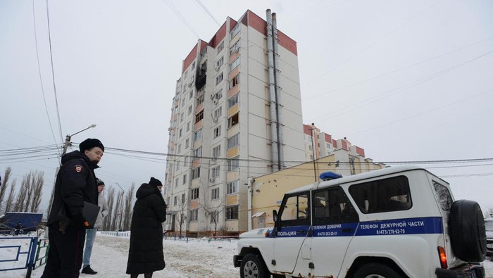 Serangan Drone Hantam Aprtemen di Voronezh Rusia Elena Fedianinova stands in her apartment, damaged in a reported drone attack in Voronezh, Russia January 16, 2024. REUTERS/Stringer