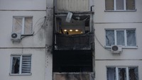 Serangan itu menyebabkan kaca apartemen pecah dan tembok menghitam.