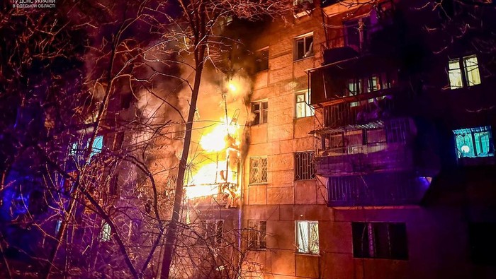 Rescuers evacuate a woman from a residential building damaged during a Russian drone strike, amid Russia's attack on Ukraine, in Odesa, Ukraine January 17, 2024. Press service of the State Emergency Service of Ukraine in Odesa region/Handout via REUTERS ATTENTION EDITORS - THIS IMAGE HAS BEEN SUPPLIED BY A THIRD PARTY.