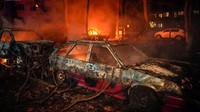 Sejumlah mobil hancur akibat serangan drone Rusia di Odesa, Ukraina 17 Januari 2024.