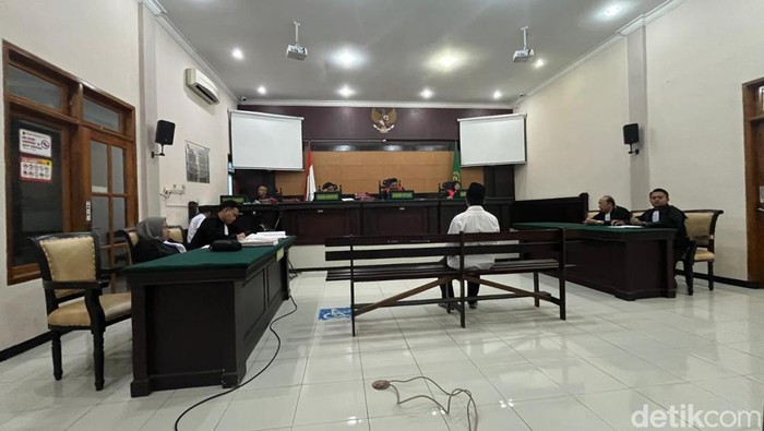 sidang pemerkosaan dengan terdakwa suwardi di PN Mojokerto
