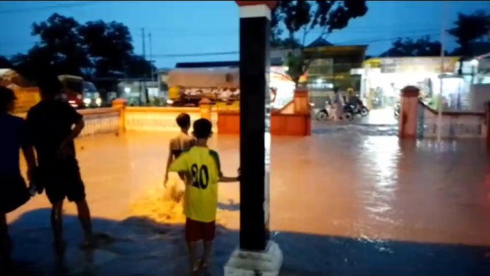 simpang 4 jetis mojokerto banjir