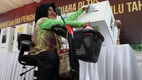 Aktivis disabilitas Aceh Erlina Marlinda juga terlihat mengikuti simulasi tersebut.
