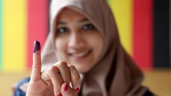 Aktivis disabilitas Aceh Erlina Marlinda mengikuti simulasi pemungutan dan penghitungan suara pemilu 2024 yang diselenggarakan Komisi Independen Pemilihan (KIP) Kota Banda Aceh di Banda Aceh, Aceh, Rabu (17/1/2024). Simulasi yang diikuti PPS dan warga itu untuk memberikan pemahaman dan pengetahuan agar pemilu serentak 14 Februari 2024 dapat terlaksana dengan baik, aman serta lancar. ANTARA FOTO/Irwansyah Putra/Spt.