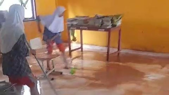 Siswa dan warga gotong royong bersihkan sekolah usai dilanda banjir di Muratara.