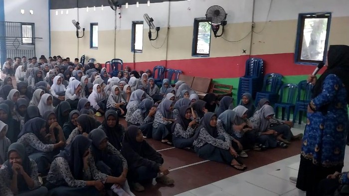 Siswa kelas XII SMAN 3 Takalar saat diberi arahan oleh gurunya.