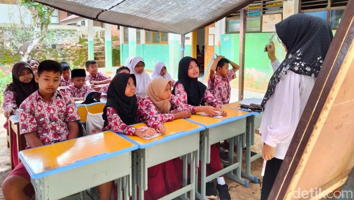 Siswa SDN Sudapati Sumedang belajar di tenda terpal.