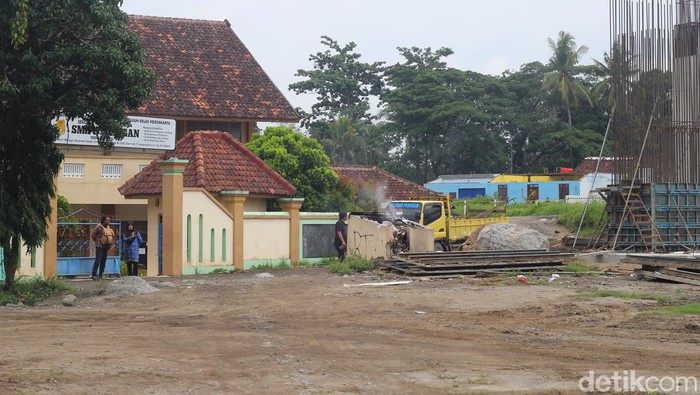 Sebagian gedung sekolah SMK 17 Seyegan terkena imbas proyek tol Jogja-Bawen