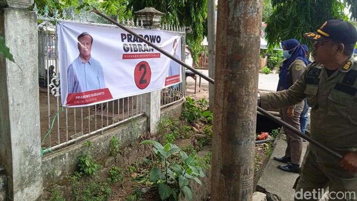 Spanduk Prabowo-Gibran diturunkan di rumdis dekat Rujab Bupati Pinrang.