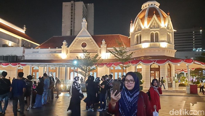 Suasana Balai Pemuda Surabaya yang makin estetik di malam hari.