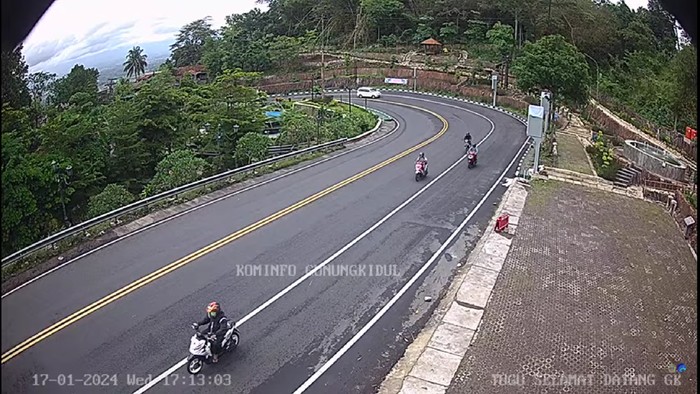 Suasana lalin di ruas Jalan Wonosari, Gunungkidul, Rabu (17/1/2024) pukul 17.13 WIB