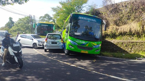 Tabrakan beruntun di Jalan Denpasar-Singaraja, Desa Batunya, Kecamatan Baturiti, Kabupaten Tabanan, Bali, Rabu (17/1/2024). (Foto: Satlantas Polres Tabanan)
