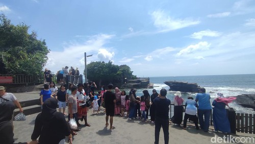 Objek Daya Tarik Wisata (DTW) Tanah Lot saat dikunjungi wisatawan domestik maupun mancanegara.