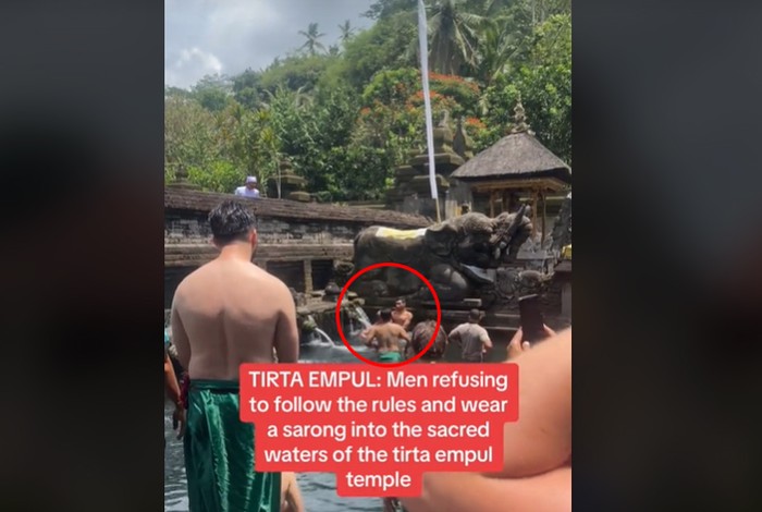 Tangkapan layar - Momen saat dua turis pria bersitegang dan nyaris duel saat sedang melukat di Pura Tirta Empul, Tampaksiring, Gianyar, Bali.