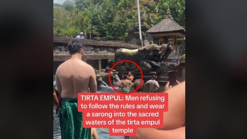 Tangkapan layar - Momen saat dua turis pria bersitegang dan nyaris duel saat sedang melukat di Pura Tirta Empul, Tampaksiring, Gianyar, Bali.