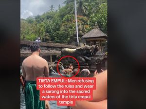 Viral! Turis Asing Nyaris Duel Saat Melukat di Tirta Empul